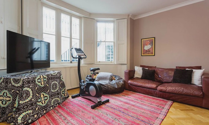 Holland Park Apartment | Large 3 BR home in a great Notting Hill location. Next to the tube! (Veeve)