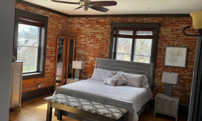 Highland House | LARGE 3000 sq. ft Newly Renovated Upstairs Loft - Ideal Families & Friend