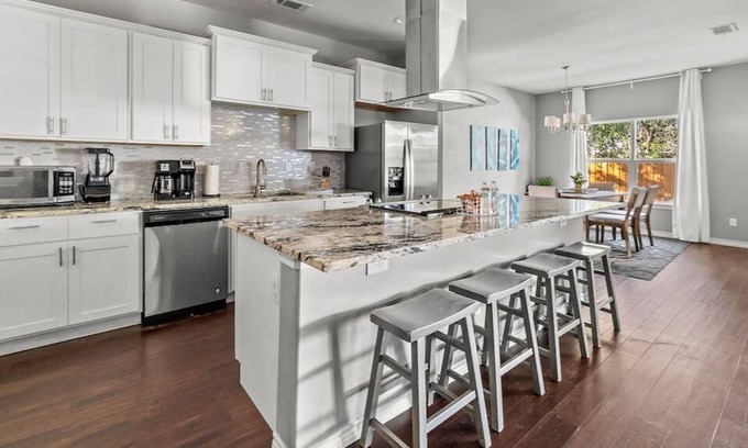 Oak Cliff House | Large 3BD|2BR by Oak Cliff Bishop Arts | Downtown