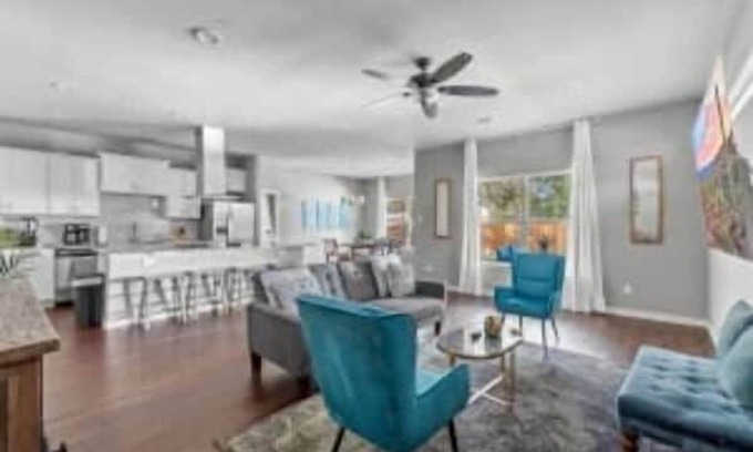 Oak Cliff House | Large 3BD/2BR Lower Bishop Arts Near Downtown Dallas