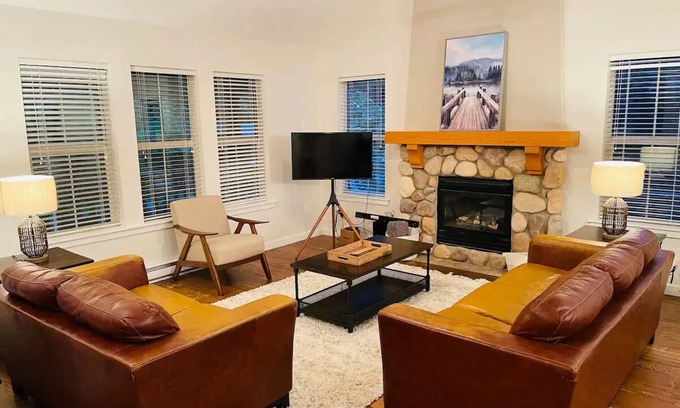 Lindell Beach Apartment | Large 3BR Cottage w/Hot Tub, Pool, Patio & BBQnn