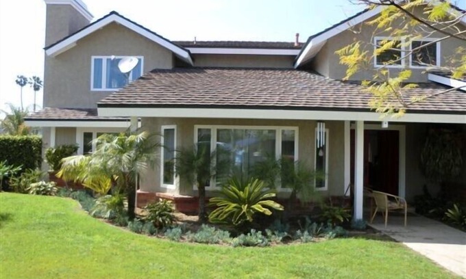 East Side Costa Mesa House | Large 4 BD/3 BA Back Bay Family Living, Beach and Shopping
