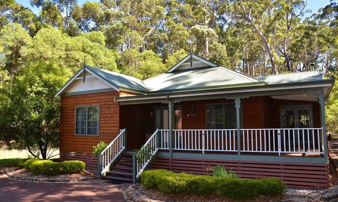 Margaret River Ski Chalet | Large 4 Bedroom House with outdoor entertaining deck that offers a Spa and Pizza Oven