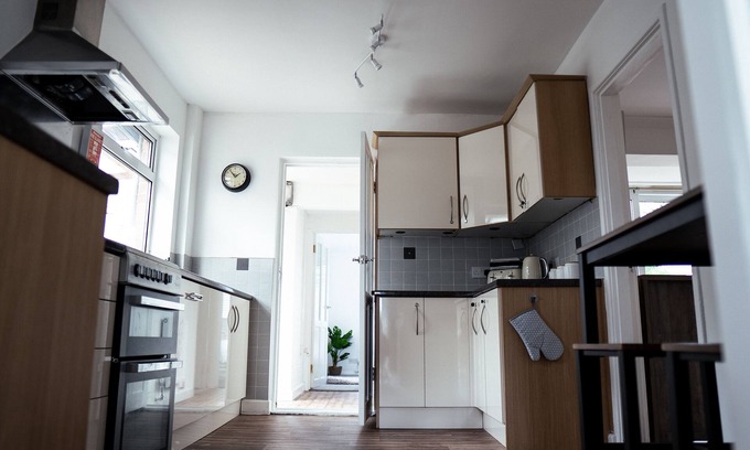 Burton Latimer House | Large 4 Bedroom Property driveway & 3 bathrooms