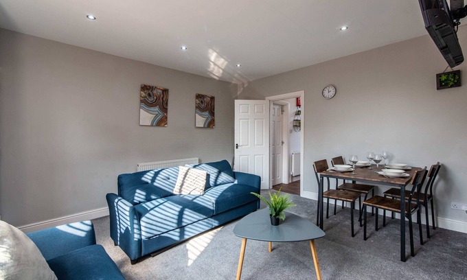 Bradford House | Large 4-Bedroom Home in Bradford Ideal for Groups or Families
