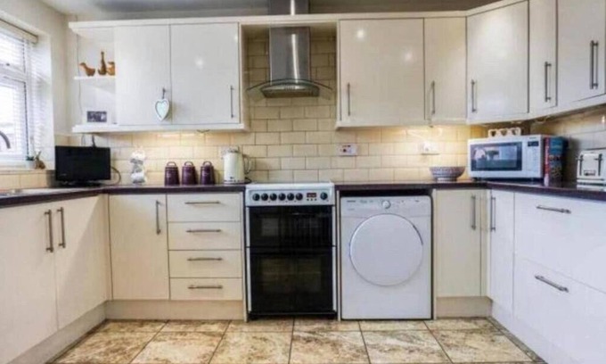 Wyken Condo | Large 4 Bedroom House in Central Coventry