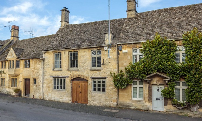 Burford Cottage | Large 4 bedroom luxury holiday home in the Cotswolds for 10 guests - The Brewery