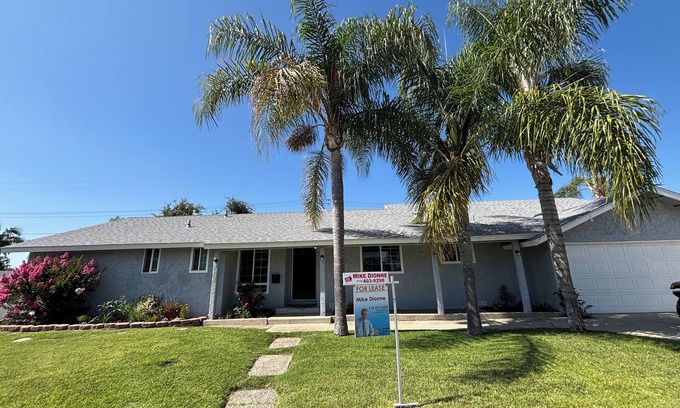 Orange House | Large 4 Bedroom Pool home close to Disneyland and Beaches, in the heart of OC!