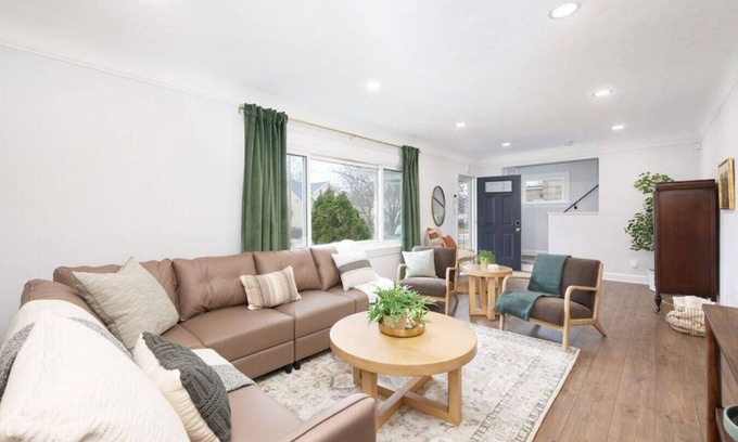 Kamm's Corners Apartment | Large 4 Bedroom Renovated With Hot Tub & Game Room