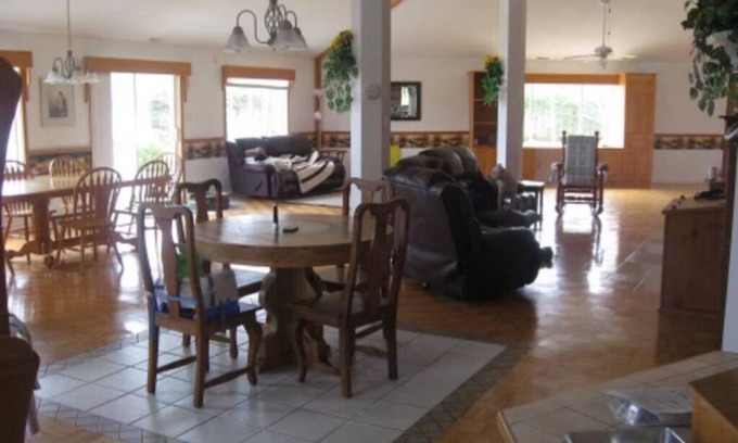 Notre-Dame-de-Pontmain Cottage | Large 4-season waterfront cottage