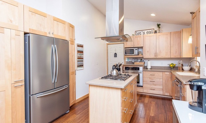Rochester House | Large 4 Queen beds, 2 Full Bathrooms with Rec room near Mayo Clinic