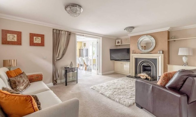 Slough House | Large 4BR Home - Large Garden - Private Driveway