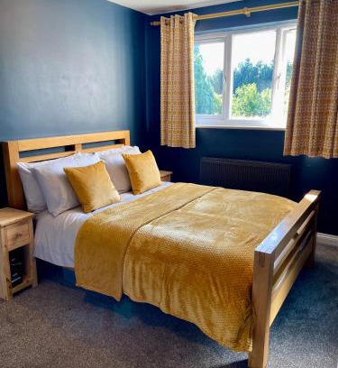 Stansted House | Large 5 bed detached house near Stansted Airport with Parking for 2 vehicles! Stansted Stays