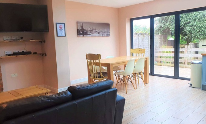 Swindon House | Large 5 Bed Home Parking 2 Cars, Terrace, Garden