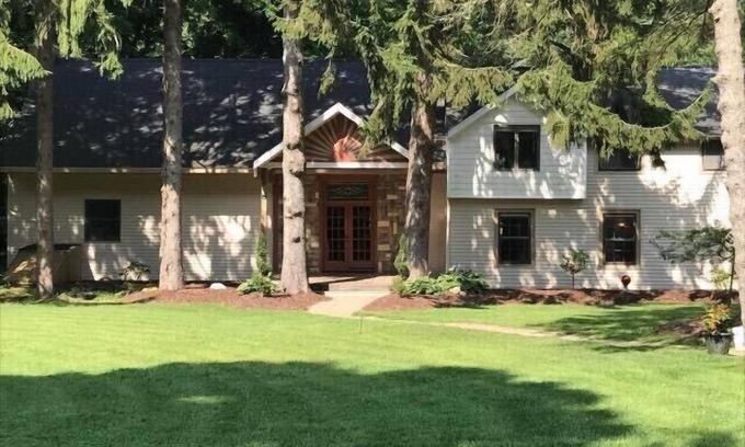South Haven House | Large 5 bedroom home perfect for sharing with game parlor