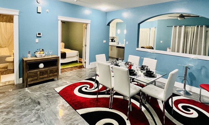 Northwest Edmonton House | ✨Large 5 bedroom home w/ parking / wifi / yard