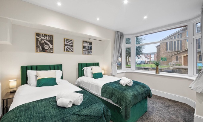 Oxford House | Large 5 Bedroom House, Free Parking, Great Transport Links, Sleeps 11