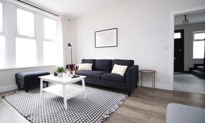 Penylan House | Large 5 Bedroom House - Harlequin Gardens by Tŷ SA