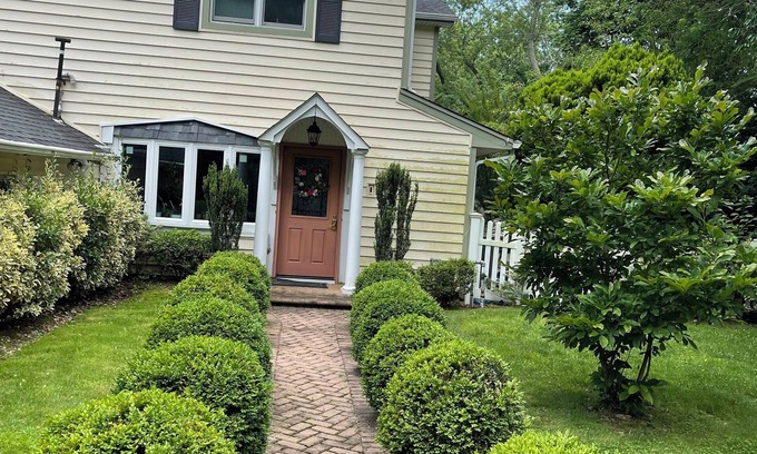 Roslyn Heights House | Large 5-Bedroom Home in Roslyn Heights/Ideal for Groups & Families