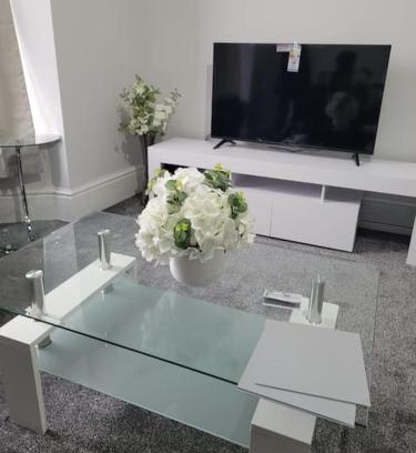 Sheffield Apartment | Large 5 Bedrooms in Sheffield, Near City Centre & Parks