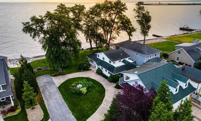 Huron House | Large 6 bedroom cozy lakefront home