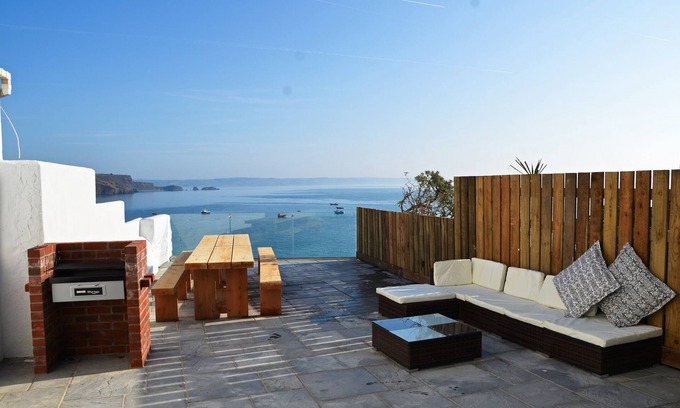 Tenby House | Large 6 bedroom house. Uninterrupted sea views - perfect for town and beaches.