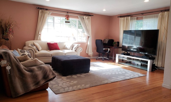 Florin House | Large 6 Bedrooms 2 Baths Home On a Huge Lot