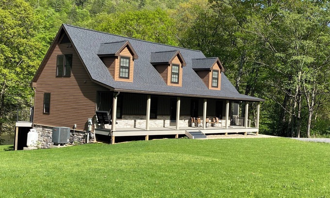 Hyner Cabin | Large 7-Bedroom Cabin Overlooking Pine Creek in Jersey Mills
