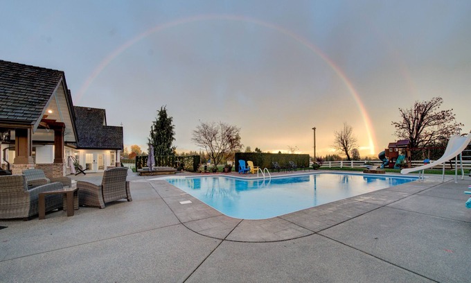Bradner House | Large acreage w/ pool/hottub/pool table/putting Green/karaoke