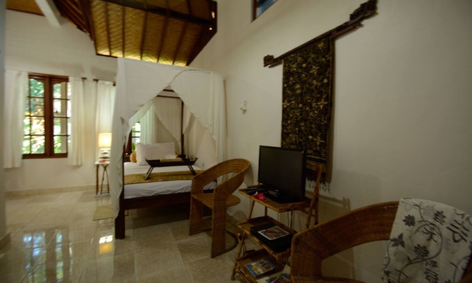 Jasri Resort | Large airy single room with garden temple view
