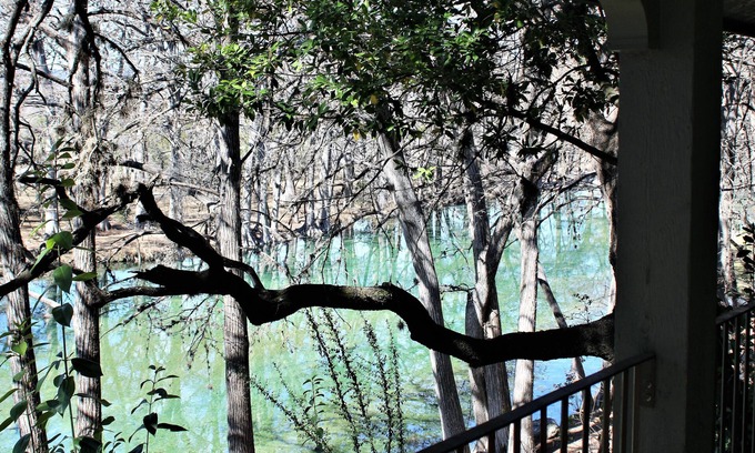 Rio Frio House | Large and Beautiful Home Directly Overlooking the Frio River