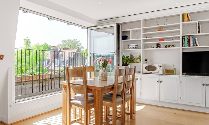 Addison Apartment | Large and Bright Victorian Townhouse with rapid transport links all over London