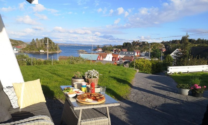 Steinsland House | Large and cozy holiday home with stunning sea views. Quiet area in great nature.