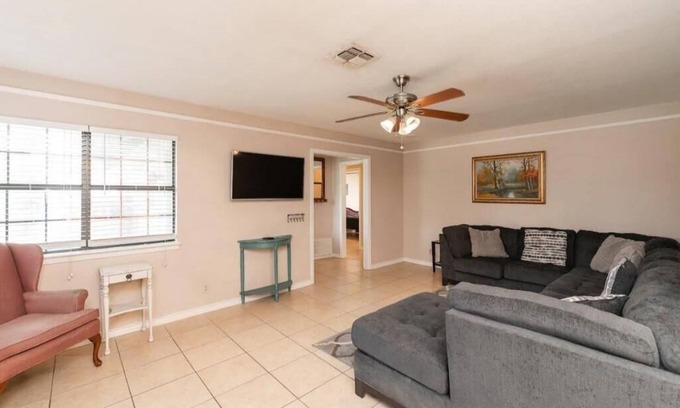 San Marcos House | Large and Cozy Home Near River and Downtown