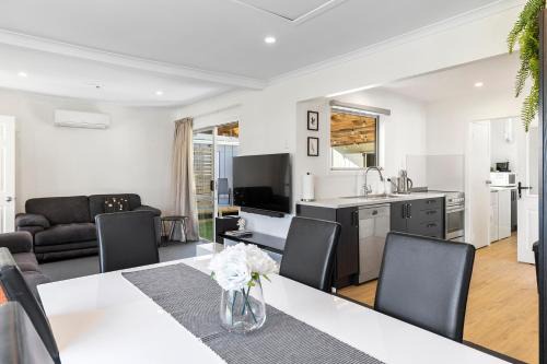 Mangakino House | Large and Luxurious at the Lake