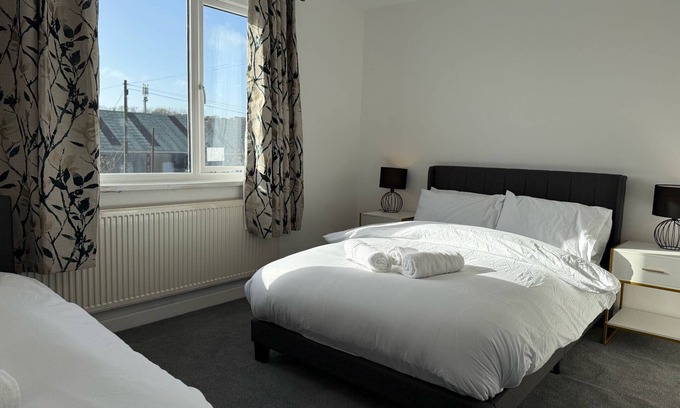 Bridgend House | Large and Peaceful 4-Bedroom House in Bridgend