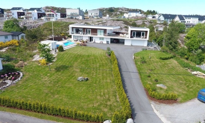 Steinsland Villa | Large and spacious holiday home with heated pool