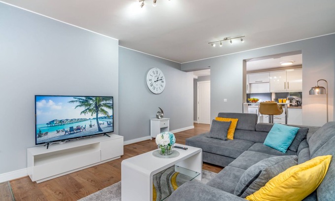 Amesbury Apartment | Large Apartment Stonehenge Amesbury Town Centre Smart TV’s Netflix FREE PARKING