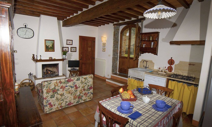 Radicofani Apartment | Large apartment with garden in an old farmhouse with swimming pool