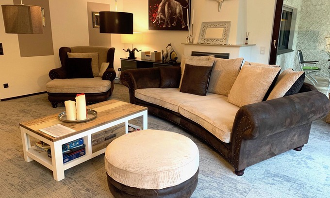 Hochdahl Apartment | Large apartment with three bedrooms, living room, kitchen, dining room, garden