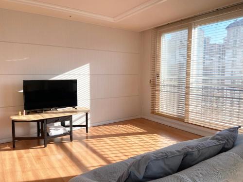 Bundang-gu Apartment | Large Apt, Awesome nature nearby, Pangyo