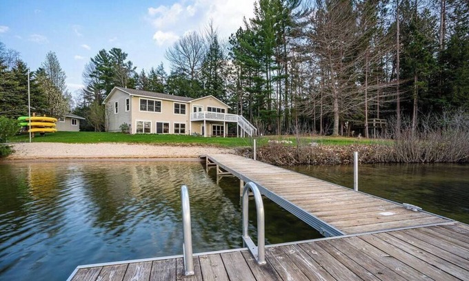 Interlochen House | Large Beach Front Property, 3 Kayaks Include!