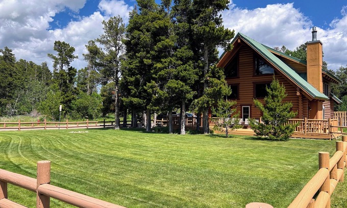 East Glacier Park Village House | Large Beautiful Log Home in East Glacier Park