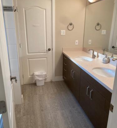 Richmond House | Large bedroom with private bathroom