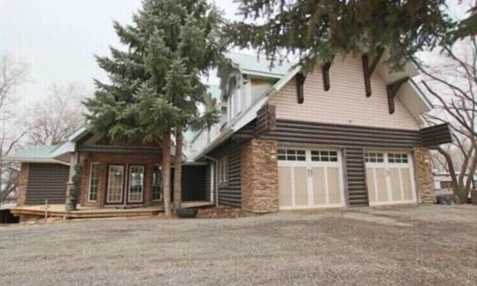 Melville Beach House | Large cabin at Crooked Lake. Perfect for large gatherings. Pet friendly.