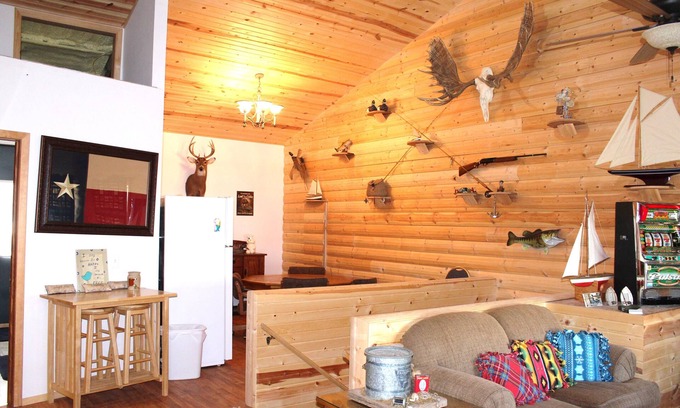 Big Lake Cabin | Large cabin for reunions , family gatherings or duck hunting