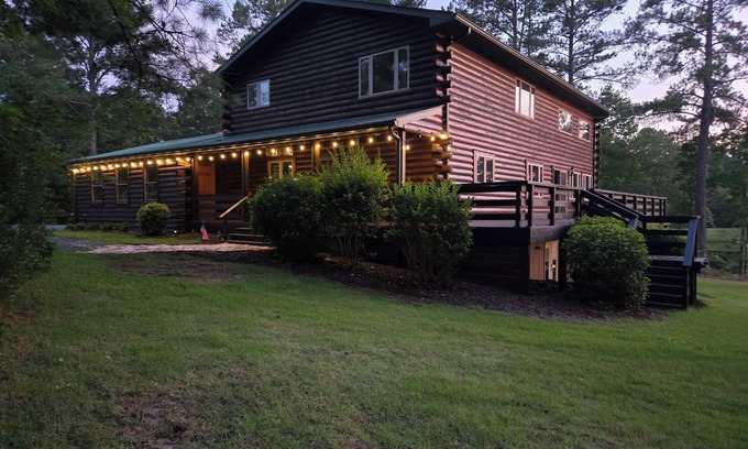 Aberdeen House | large cabin on lake - privacy and parking