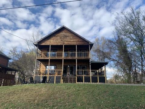 Sevierville House | Large Cabin Perfect for families