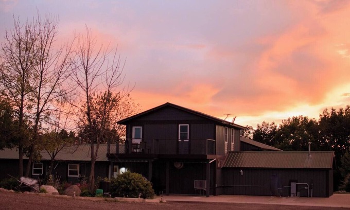 Coon Valley House | Large Cabin Retreat | Games, Nature & Fire-pit