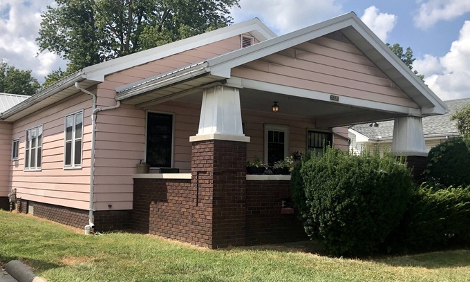 Terre Haute House | Large Central Bungalow, 3 Kings, 2 Queens, 1 Ba, Garage, Porch, W/D+BBQ, Pets OK